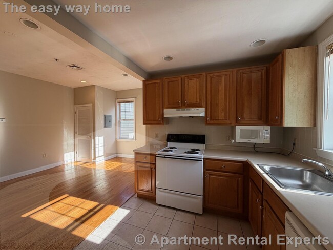 Building Photo - 466 Green St Building Photo - 466 Green St