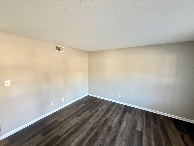 Foto del edificio - Two bedroom, 1.5 bath in Graham--McAden Place