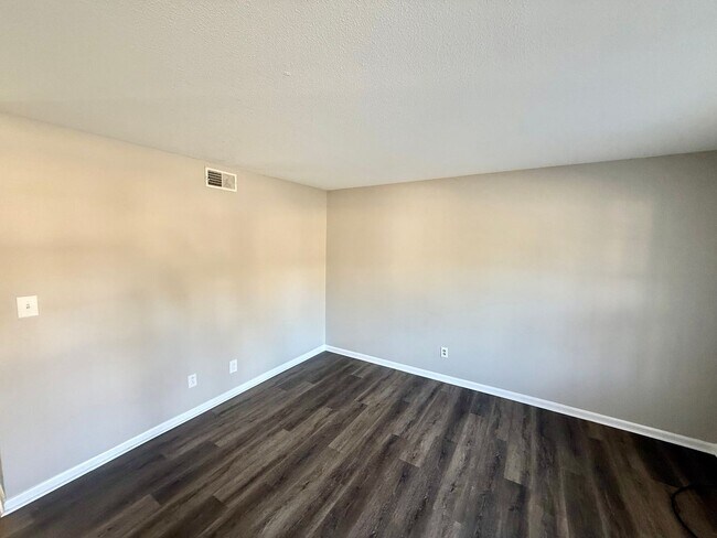 Building Photo - Two bedroom, 1.5 bath in Graham--McAden Place