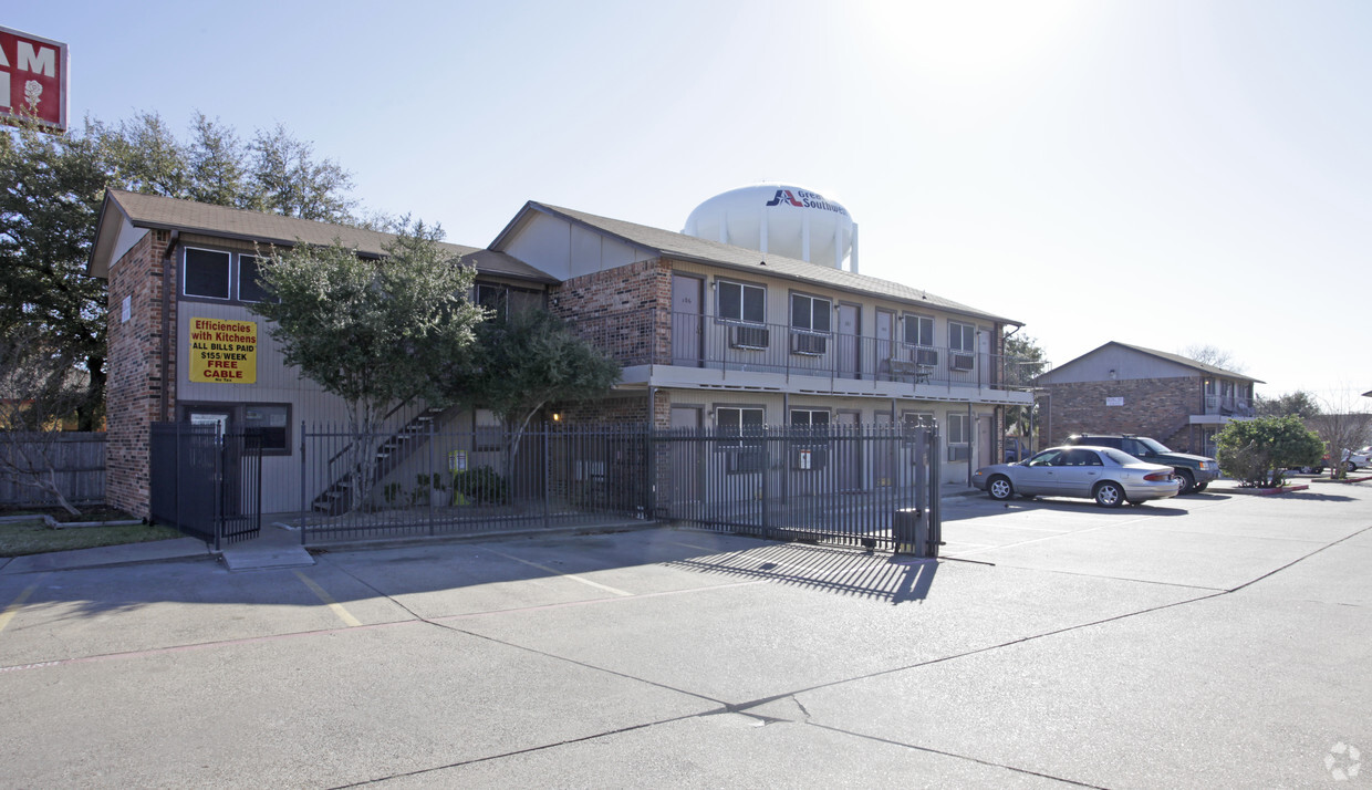 Primary Photo - Midway Inn Apartments