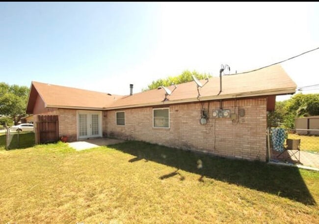Building Photo - 2102 Hinkle Ave