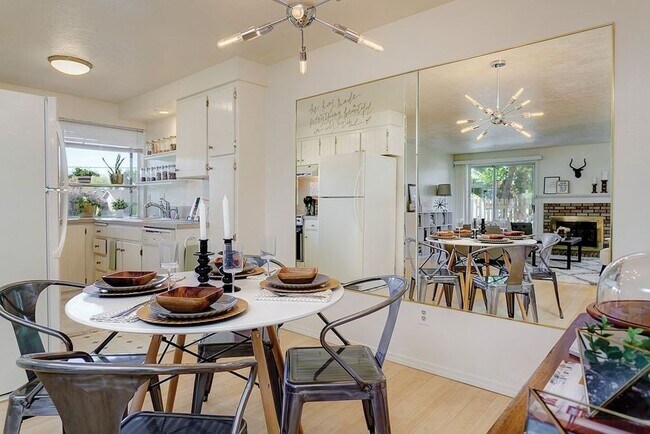 Foto del edificio - LAKEWOOD LIVING: COMFORT AND CONVENIENCE I...