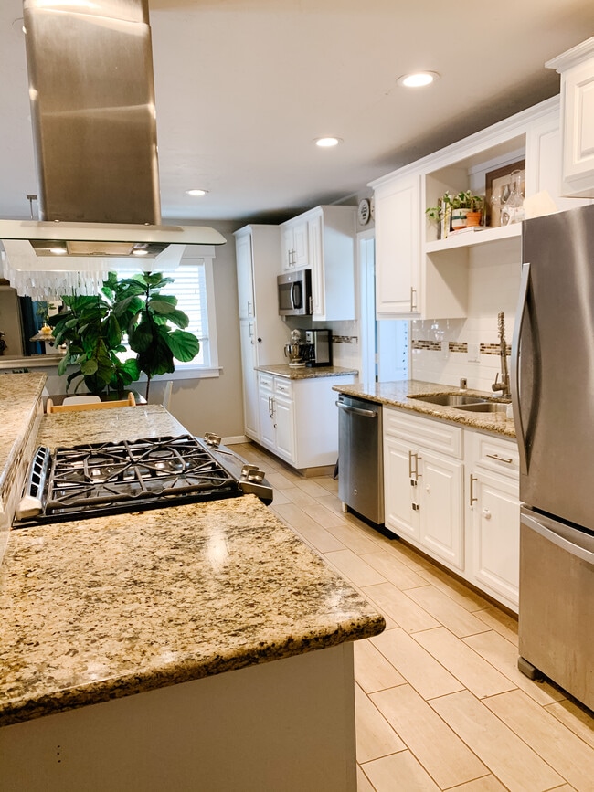 Building Photo - 9761 Roe Dr.