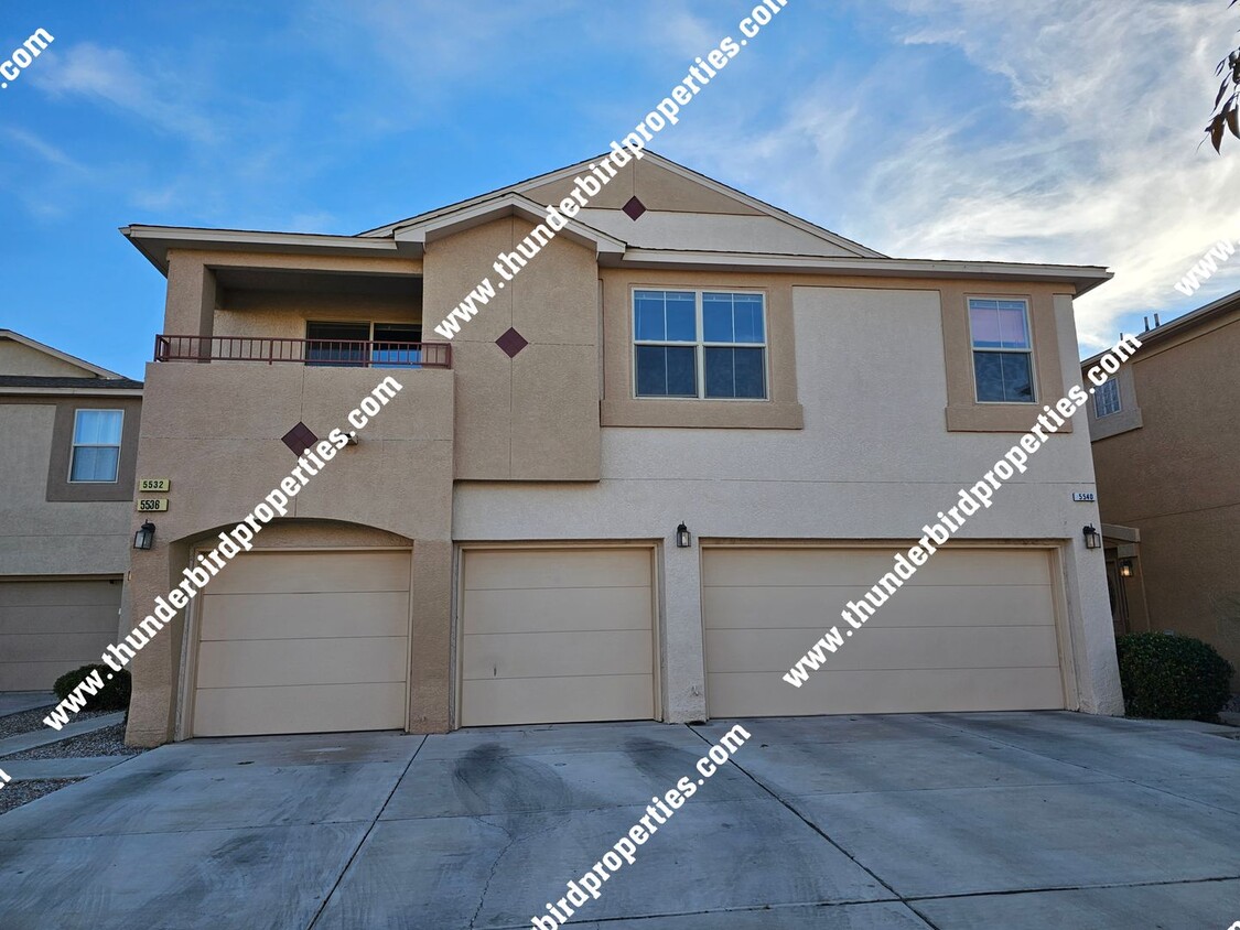 Foto principal - Available NOW located in a Gated community!!!