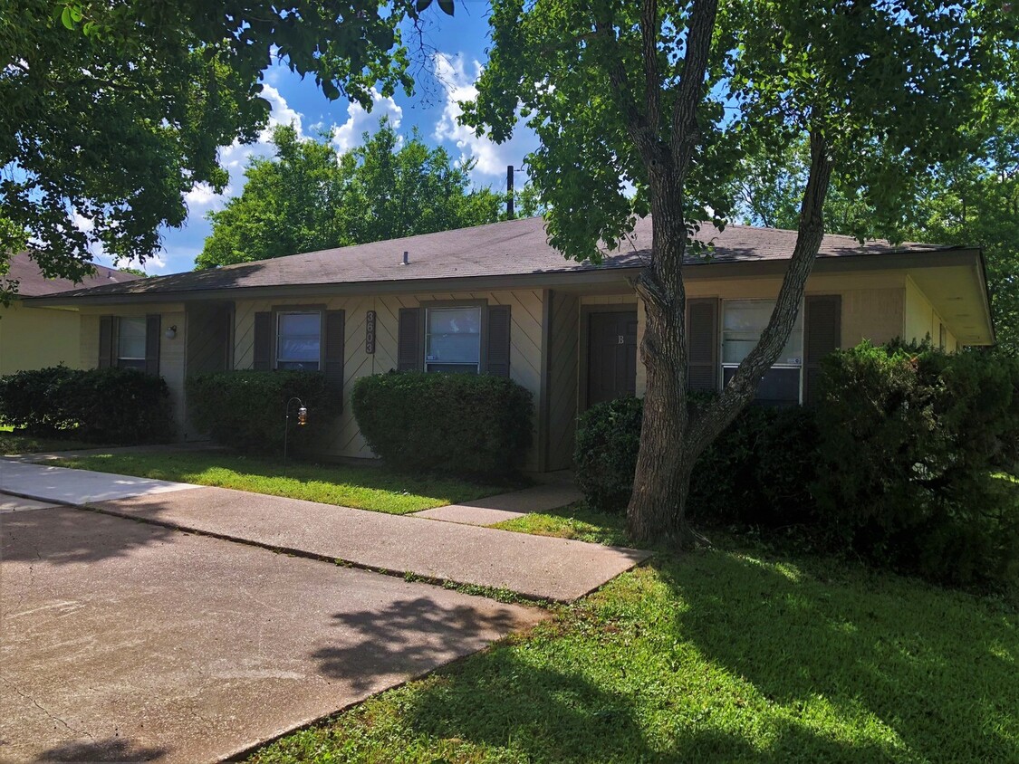 Primary Photo - Conveniently Located 2/2 Duplex with Secur...