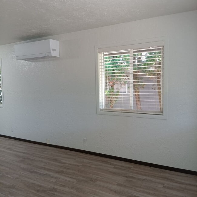 Building Photo - Best of Life!  Enjoy Home While Building Your Empire in Jefferson Oregon!