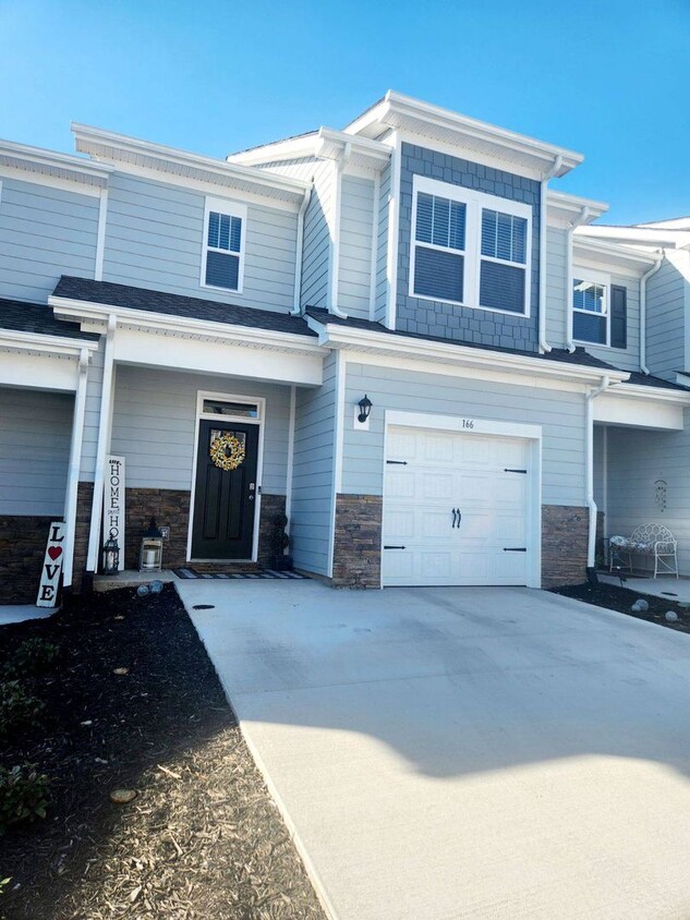 Foto principal - 3 Bedroom Townhome in Hendersonville