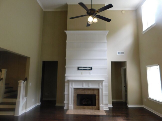 Building Photo - Welcome Home to Luxury Living in Lake Cyrus!