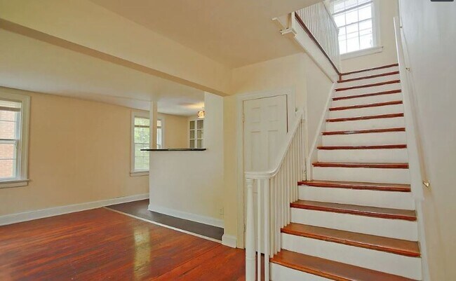 Foto del edificio - 2027-2028 School Year / 8 Bdrm / 3 Bath Steps from UVA Grounds