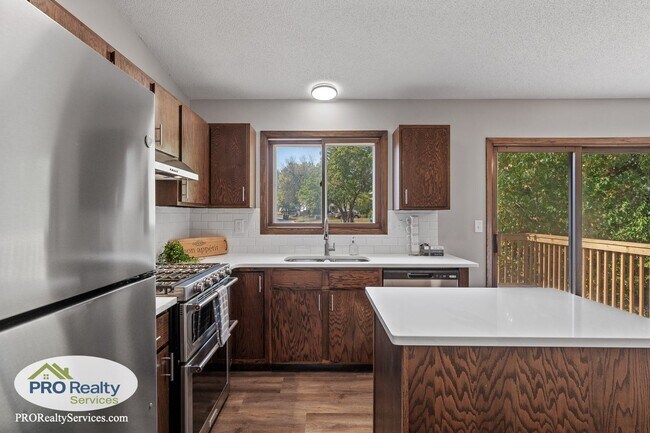 Building Photo - 4 Bedroom House in Eagan