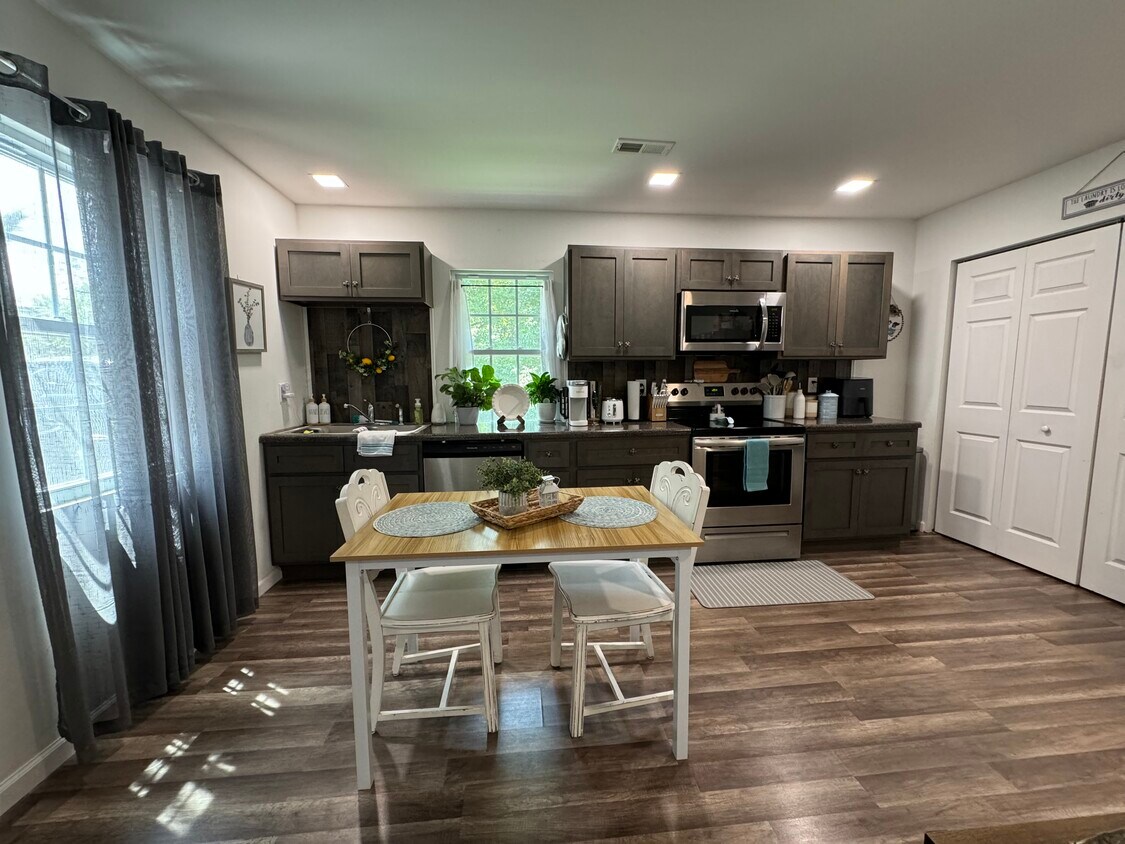 Foto principal - 1815 E Myrtle Ave
