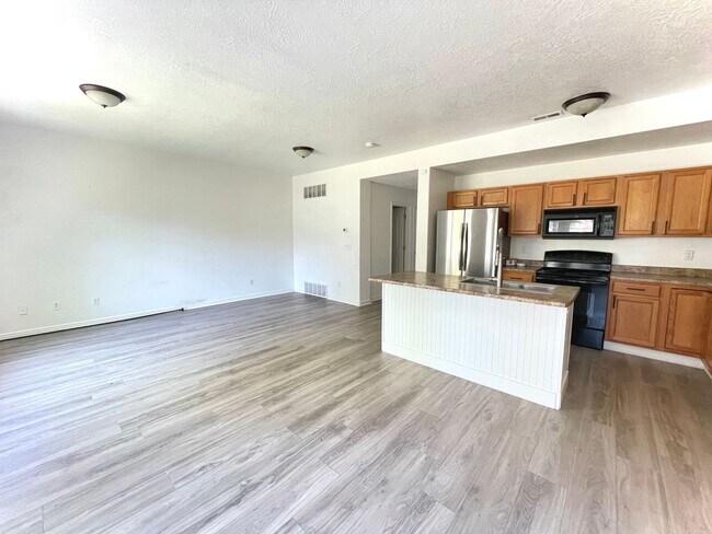 Building Photo - 4 bed 3 bath Townhome