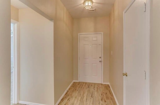 Building Photo - 9210 Rosewell Ct