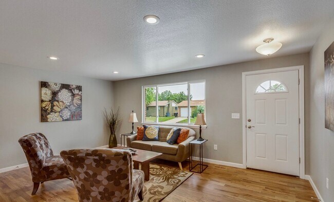 Foto del edificio - Modern 3 Bedroom 1 Bath Near Downtown Longmont!