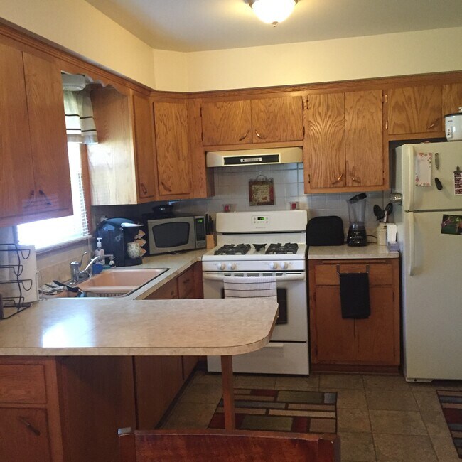 12116 W Bluemound Rd Unit 16, Wauwatosa, WI 53226 Apartments in