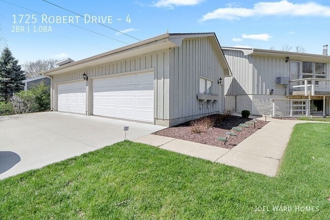 Building Photo - Two Bedroom Apt with Pool and Garage