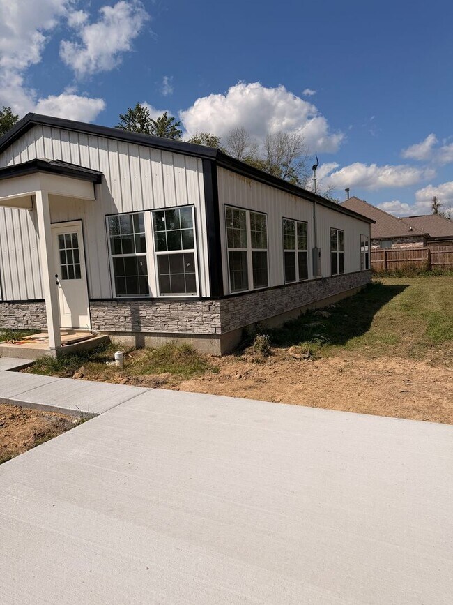 Building Photo - 1641 Groom Rd