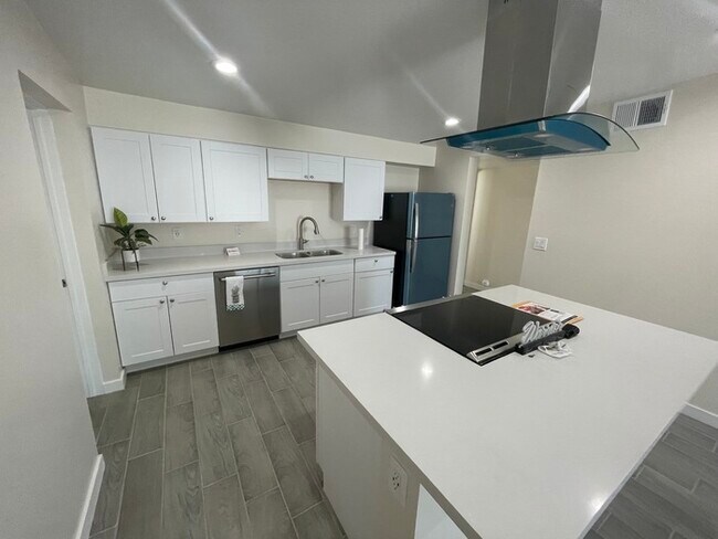 Foto del edificio - REUDUCED PRICE - Fully Remodeled in Arcadi...