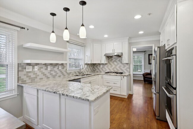 Foto del edificio - Dunwoody Village Home With Pool