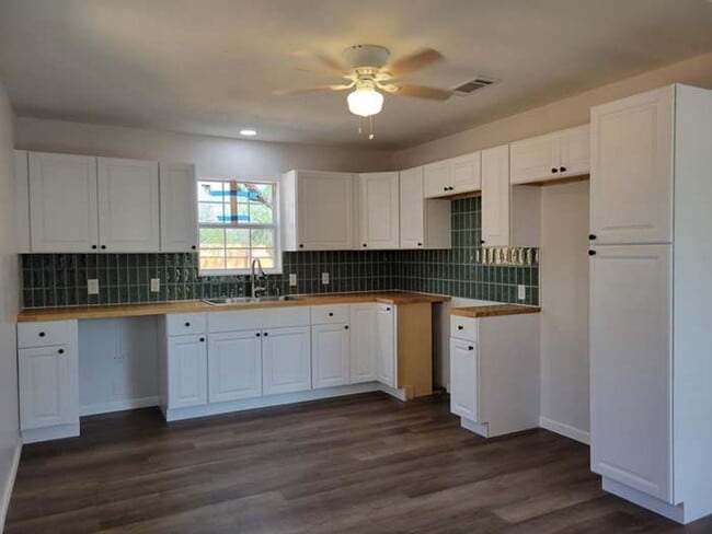 Building Photo - Newly renovated 2 bedroom, 1 bathroom cozy...