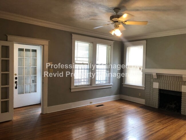 Building Photo - Large upstairs apartment in Midtown!