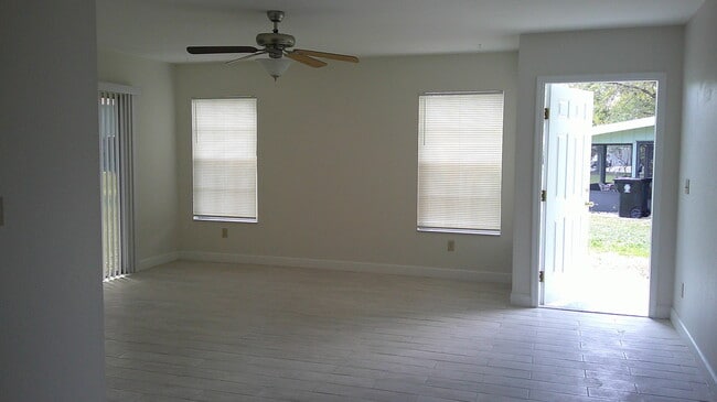 Building Photo - 1350 SE La Haven Ct