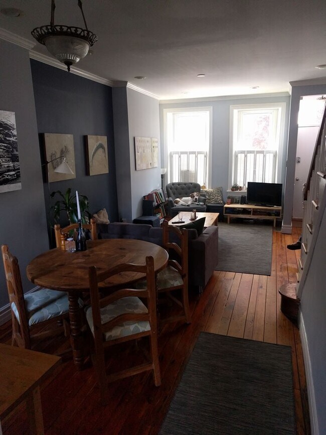 Foto del edificio - Updated 2BR w/ HW Floors, A/C, W/D, Yard
