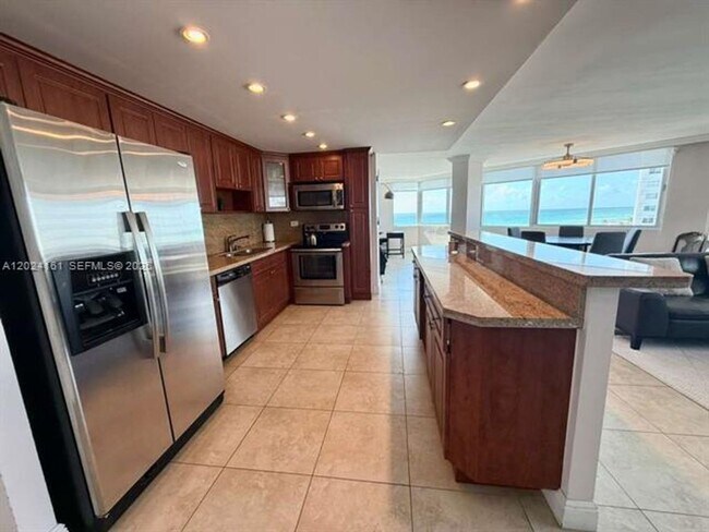 Foto del edificio - 7135 Collins Ave