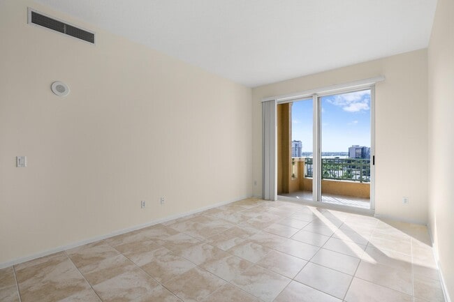 Building Photo - 403 S Sapodilla Ave