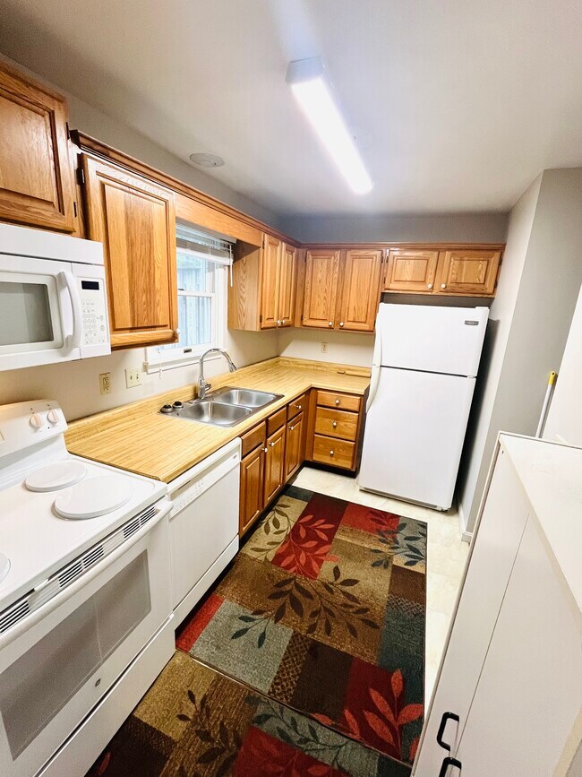 Kitchen w/fridge, dishwasher, oven, microwave - 141 Charleston Dr