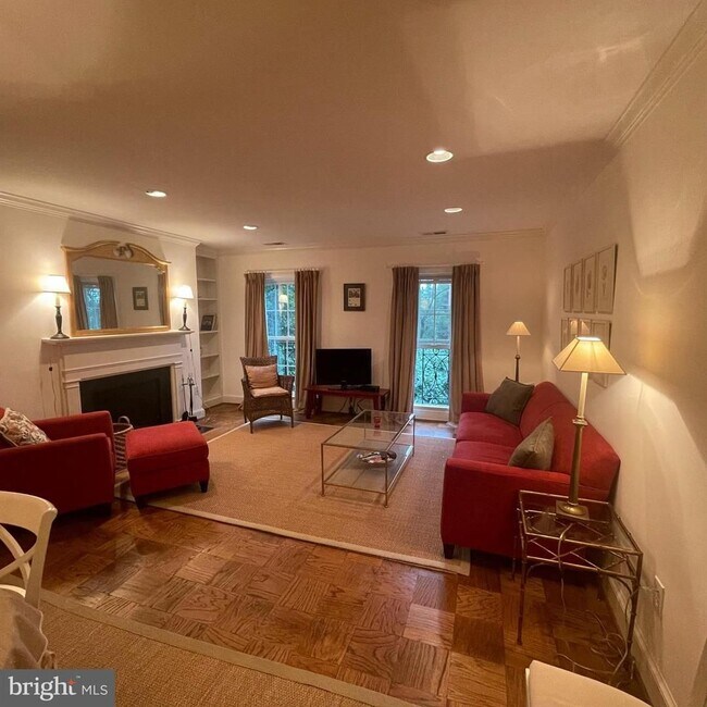 Foto del edificio - Wesley Heights Beautiful Fully Furnished 2 Bed, Two and a Half Bath