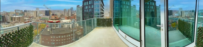 Building Photo - 1155 Rue de la Montagne