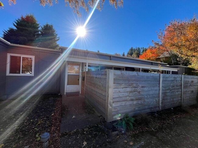 Building Photo - Large 2 BR 1 BA. Tabor/Montavilla!