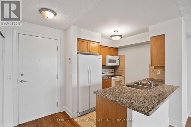 Building Photo - 15 Greenview Ave