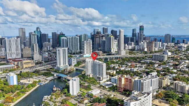 Foto del edificio - 10 SW South River Dr