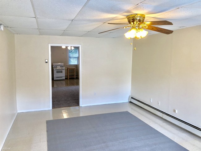Foto del edificio - 1 br, 1 bath 4plex - 5 Oak St Apt 1