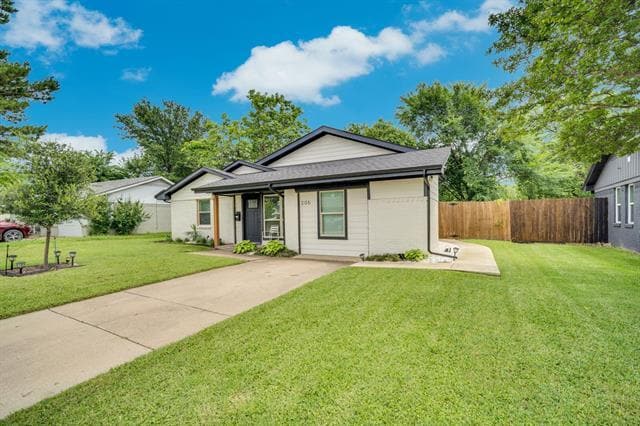 Building Photo - 206 E Chico Dr