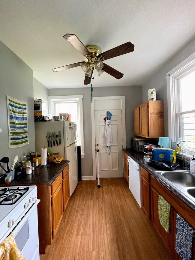 Foto del edificio - 3 bed 1 bath - recently updated, washer/dr...