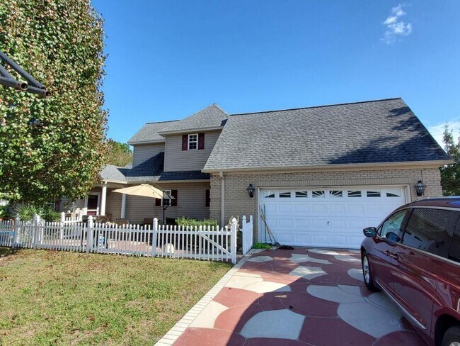 Foto del edificio - 620 Woodbine Ct