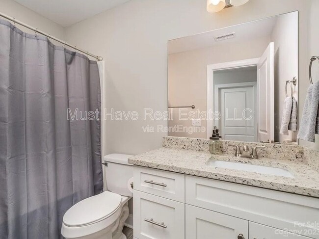 Building Photo - 1328 26th Ave NE