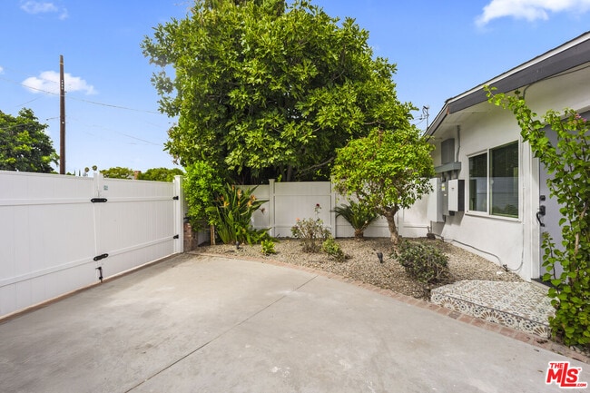 Foto del edificio - 7442 Capps Ave