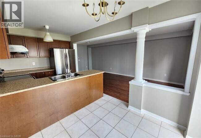 Photo du bâtiment - 7 James Govan Dr