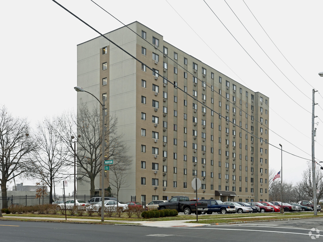 Primary Photo - Ten Eyck Towers