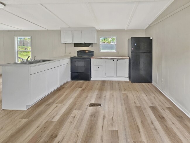 Building Photo - 412 McElhaney Rd