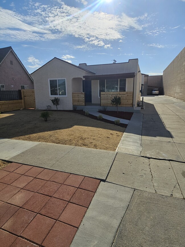 Building Photo - South Gate