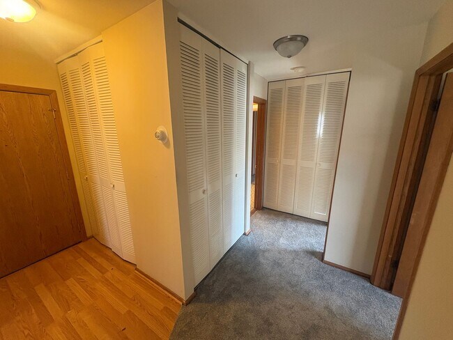 Foto del edificio - Spacious 2BR/1.5BA 2nd Floor Apartment in Brown Deer – Heat & Hot Water Included, Pool & Undergro...