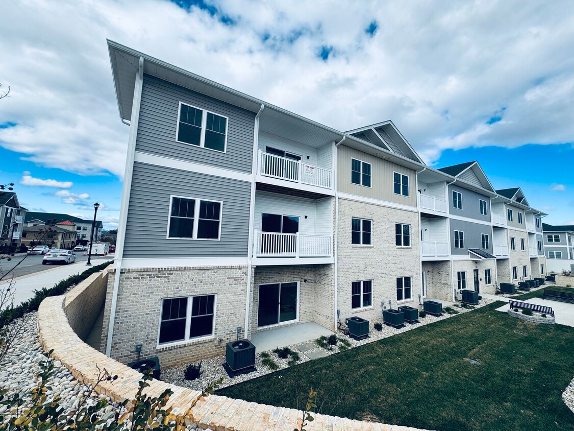 THE CROWN AT CORNERSTONE - Middle Floor - Brand New Luxury Condo - Middle Floor