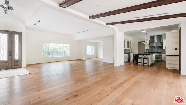 Foto del edificio - 5455 Longridge Ave