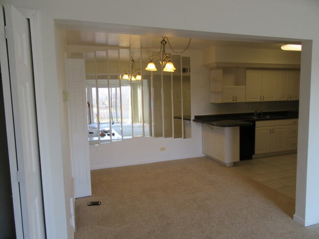 Building Photo - 733 Limerick Ln