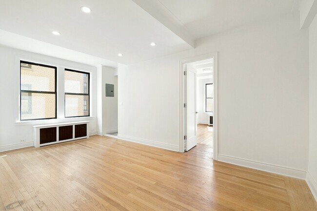 Building Photo - 301 E 21st St